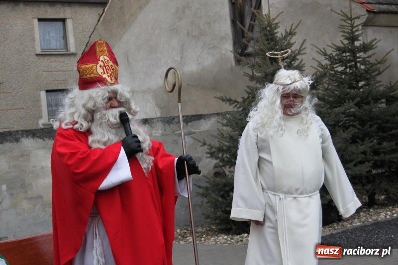 Zdjęcie w galerii na portalu naszraciborz.pl: Święty Mikołaj z obstawą, czyli rozdawanie prezentów w wojnowickich ogrodach  wiadomości z regionu