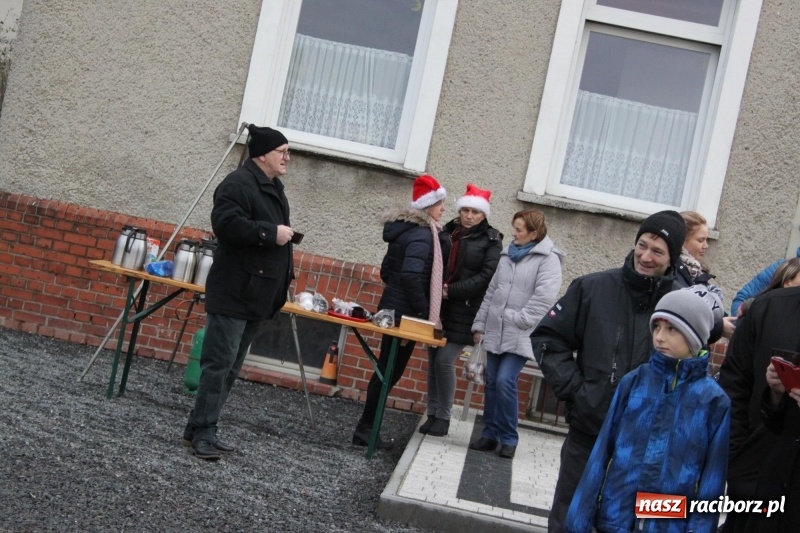 Zdjęcie w galerii na portalu naszraciborz.pl: Święty Mikołaj z obstawą, czyli rozdawanie prezentów w wojnowickich ogrodach  wiadomości z regionu
