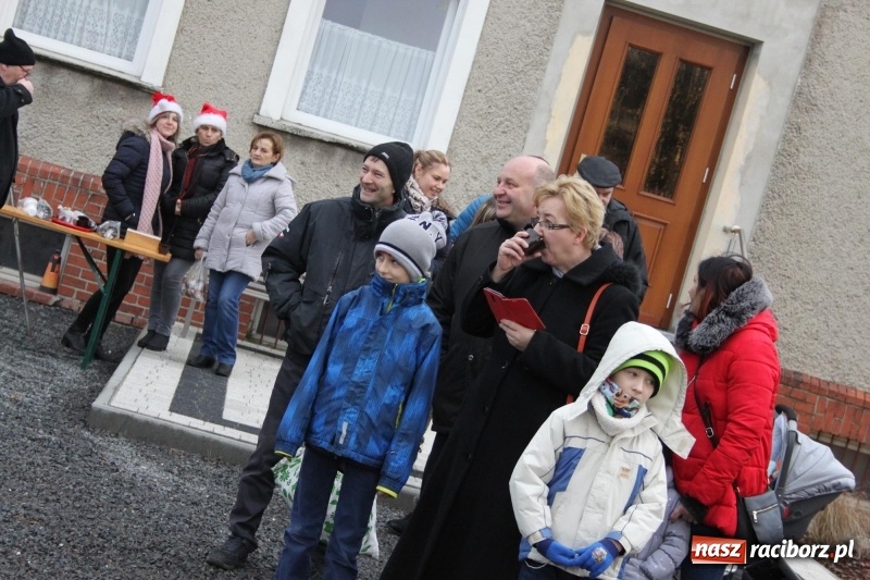 Zdjęcie w galerii na portalu naszraciborz.pl: Święty Mikołaj z obstawą, czyli rozdawanie prezentów w wojnowickich ogrodach  wiadomości z regionu