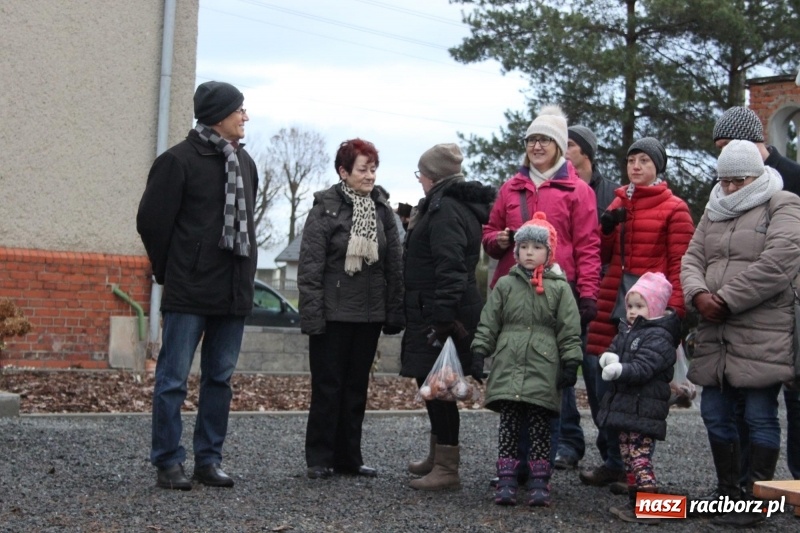 Zdjęcie w galerii na portalu naszraciborz.pl: Święty Mikołaj z obstawą, czyli rozdawanie prezentów w wojnowickich ogrodach  wiadomości z regionu