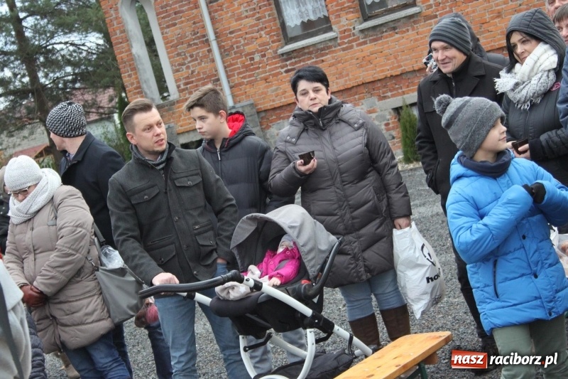 Zdjęcie w galerii na portalu naszraciborz.pl: Święty Mikołaj z obstawą, czyli rozdawanie prezentów w wojnowickich ogrodach  wiadomości z regionu