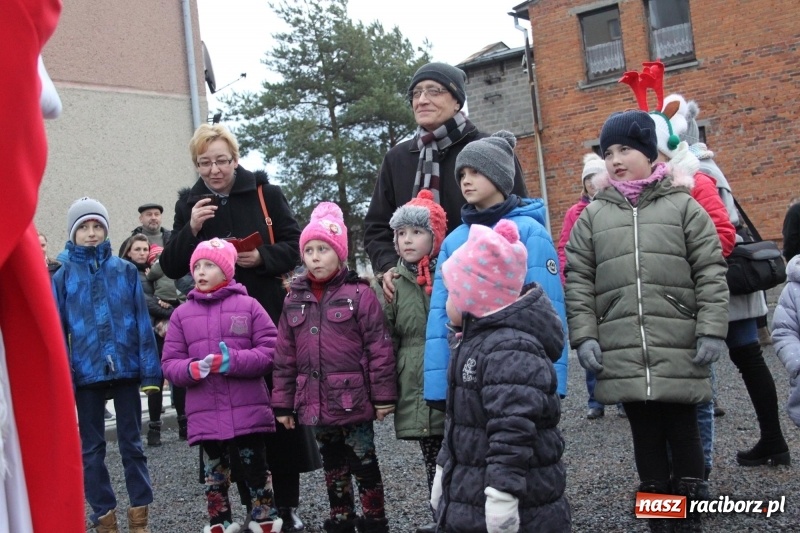 Zdjęcie w galerii na portalu naszraciborz.pl: Święty Mikołaj z obstawą, czyli rozdawanie prezentów w wojnowickich ogrodach  wiadomości z regionu