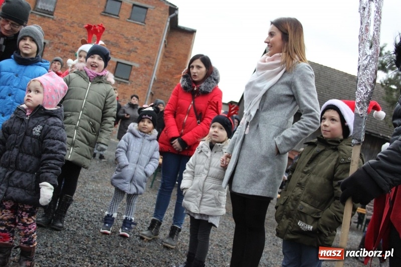 Zdjęcie w galerii na portalu naszraciborz.pl: Święty Mikołaj z obstawą, czyli rozdawanie prezentów w wojnowickich ogrodach  wiadomości z regionu