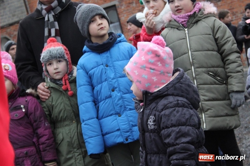 Zdjęcie w galerii na portalu naszraciborz.pl: Święty Mikołaj z obstawą, czyli rozdawanie prezentów w wojnowickich ogrodach  wiadomości z regionu