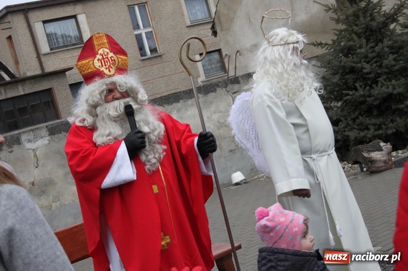 Zdjęcie w galerii na portalu naszraciborz.pl: Święty Mikołaj z obstawą, czyli rozdawanie prezentów w wojnowickich ogrodach  wiadomości z regionu