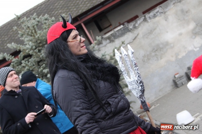 Zdjęcie w galerii na portalu naszraciborz.pl: Święty Mikołaj z obstawą, czyli rozdawanie prezentów w wojnowickich ogrodach  wiadomości z regionu