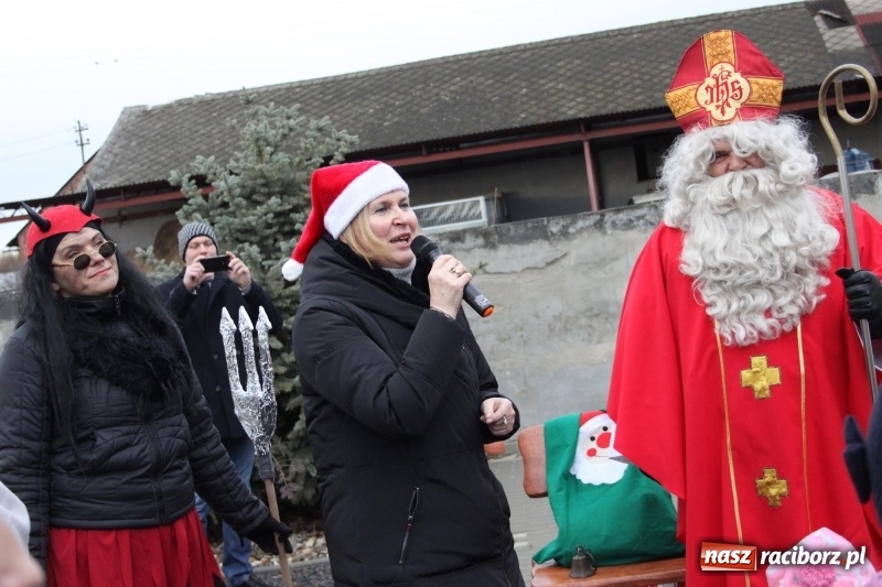 Zdjęcie w galerii na portalu naszraciborz.pl: Święty Mikołaj z obstawą, czyli rozdawanie prezentów w wojnowickich ogrodach  wiadomości z regionu