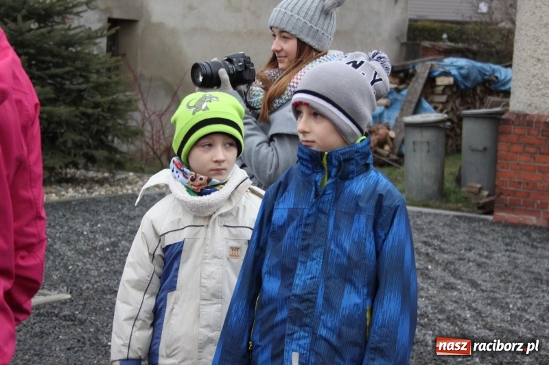 Zdjęcie w galerii na portalu naszraciborz.pl: Święty Mikołaj z obstawą, czyli rozdawanie prezentów w wojnowickich ogrodach  wiadomości z regionu