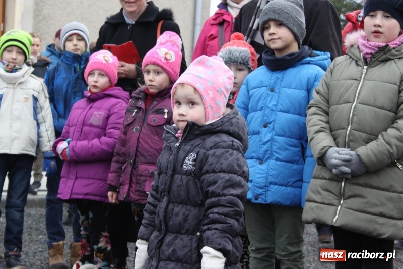 Zdjęcie w galerii na portalu naszraciborz.pl: Święty Mikołaj z obstawą, czyli rozdawanie prezentów w wojnowickich ogrodach  wiadomości z regionu