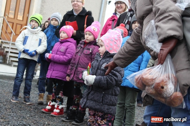 Zdjęcie w galerii na portalu naszraciborz.pl: Święty Mikołaj z obstawą, czyli rozdawanie prezentów w wojnowickich ogrodach  wiadomości z regionu