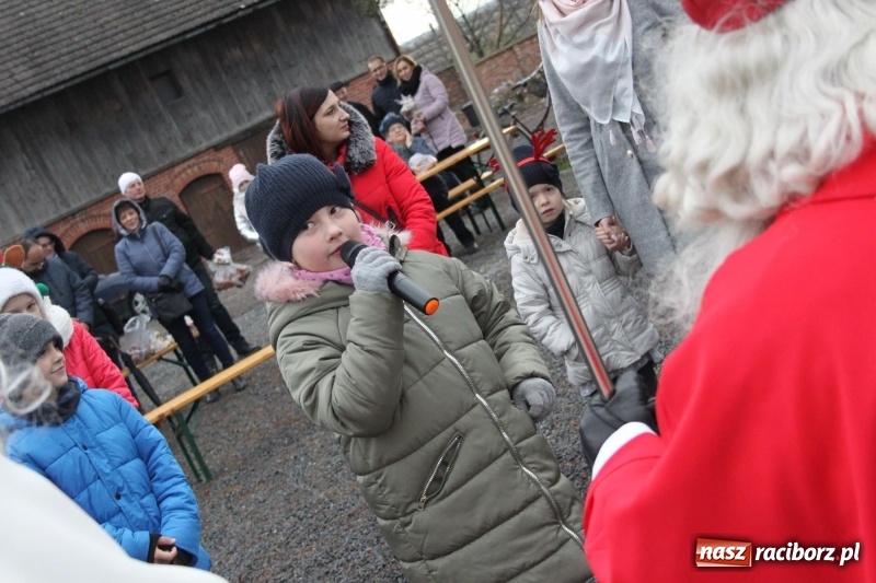 Zdjęcie w galerii na portalu naszraciborz.pl: Święty Mikołaj z obstawą, czyli rozdawanie prezentów w wojnowickich ogrodach  wiadomości z regionu