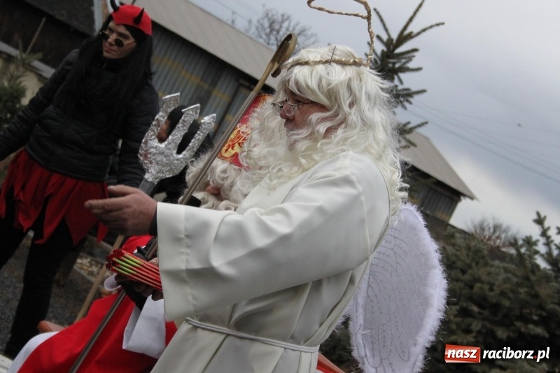 Zdjęcie w galerii na portalu naszraciborz.pl: Święty Mikołaj z obstawą, czyli rozdawanie prezentów w wojnowickich ogrodach  wiadomości z regionu