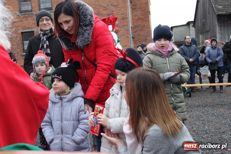 Zdjęcie w galerii na portalu naszraciborz.pl: Święty Mikołaj z obstawą, czyli rozdawanie prezentów w wojnowickich ogrodach  wiadomości z regionu