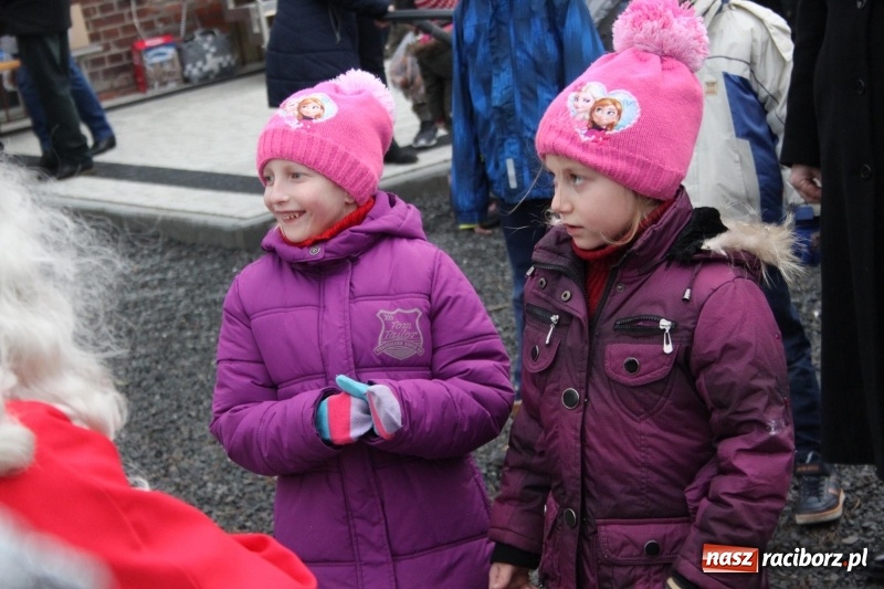 Zdjęcie w galerii na portalu naszraciborz.pl: Święty Mikołaj z obstawą, czyli rozdawanie prezentów w wojnowickich ogrodach  wiadomości z regionu