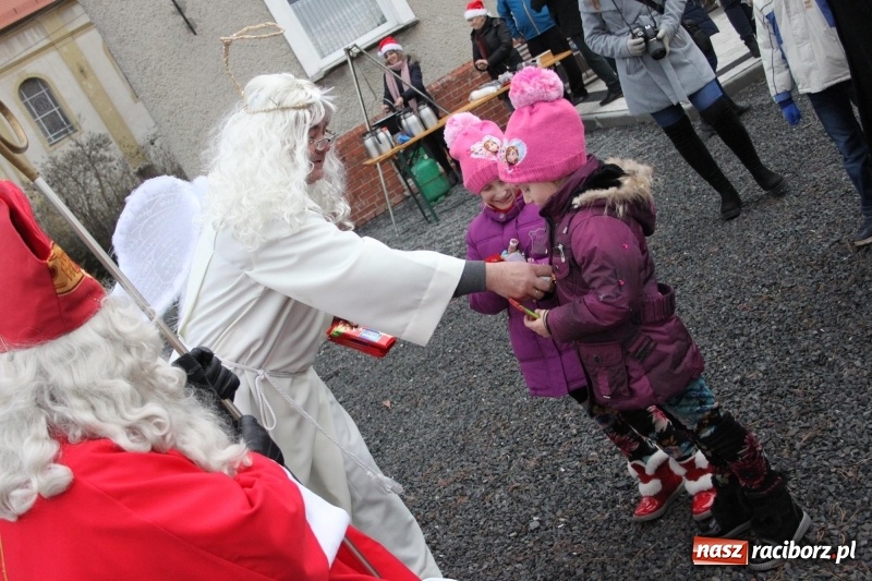 Zdjęcie w galerii na portalu naszraciborz.pl: Święty Mikołaj z obstawą, czyli rozdawanie prezentów w wojnowickich ogrodach  wiadomości z regionu