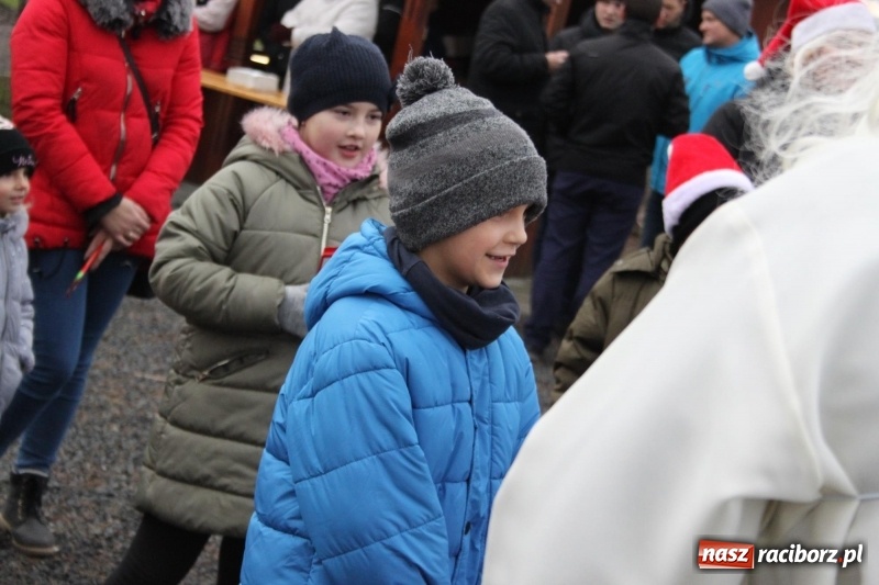 Zdjęcie w galerii na portalu naszraciborz.pl: Święty Mikołaj z obstawą, czyli rozdawanie prezentów w wojnowickich ogrodach  wiadomości z regionu