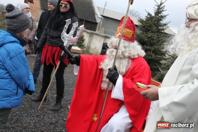 Zdjęcie w galerii na portalu naszraciborz.pl: Święty Mikołaj z obstawą, czyli rozdawanie prezentów w wojnowickich ogrodach  wiadomości z regionu