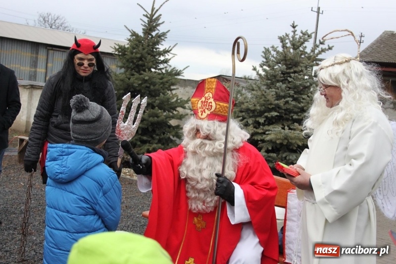 Zdjęcie w galerii na portalu naszraciborz.pl: Święty Mikołaj z obstawą, czyli rozdawanie prezentów w wojnowickich ogrodach  wiadomości z regionu