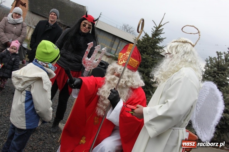 Zdjęcie w galerii na portalu naszraciborz.pl: Święty Mikołaj z obstawą, czyli rozdawanie prezentów w wojnowickich ogrodach  wiadomości z regionu