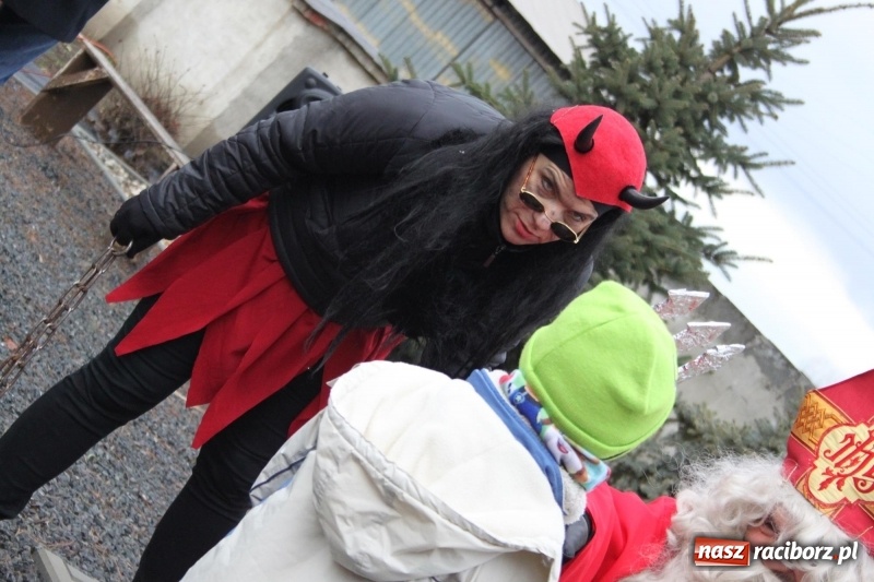 Zdjęcie w galerii na portalu naszraciborz.pl: Święty Mikołaj z obstawą, czyli rozdawanie prezentów w wojnowickich ogrodach  wiadomości z regionu