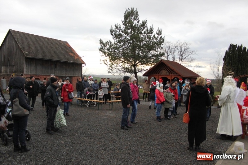 Zdjęcie w galerii na portalu naszraciborz.pl: Święty Mikołaj z obstawą, czyli rozdawanie prezentów w wojnowickich ogrodach  wiadomości z regionu
