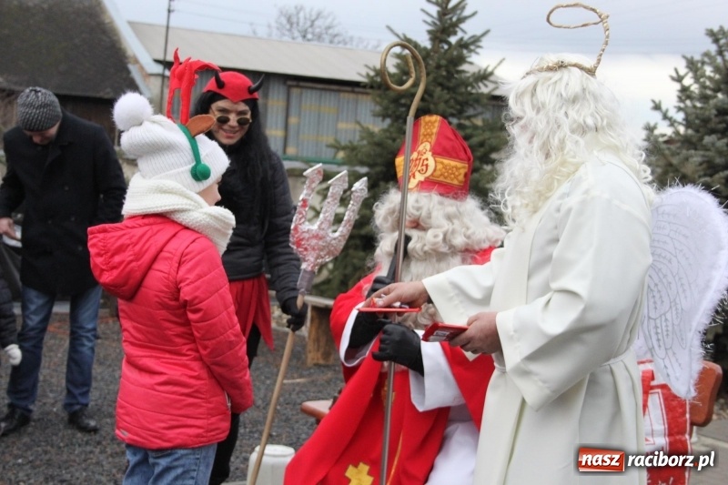 Zdjęcie w galerii na portalu naszraciborz.pl: Święty Mikołaj z obstawą, czyli rozdawanie prezentów w wojnowickich ogrodach  wiadomości z regionu