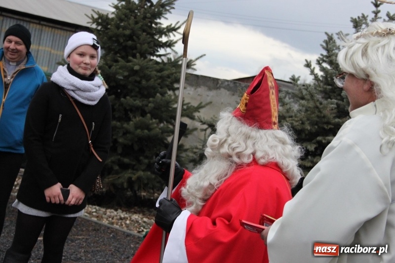 Zdjęcie w galerii na portalu naszraciborz.pl: Święty Mikołaj z obstawą, czyli rozdawanie prezentów w wojnowickich ogrodach  wiadomości z regionu