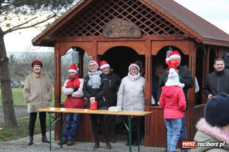 Zdjęcie w galerii na portalu naszraciborz.pl: Święty Mikołaj z obstawą, czyli rozdawanie prezentów w wojnowickich ogrodach  wiadomości z regionu