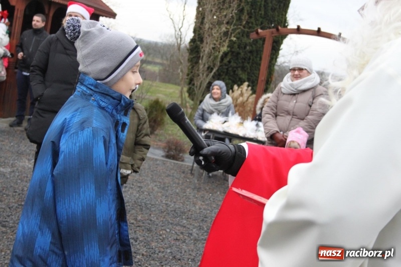 Zdjęcie w galerii na portalu naszraciborz.pl: Święty Mikołaj z obstawą, czyli rozdawanie prezentów w wojnowickich ogrodach  wiadomości z regionu