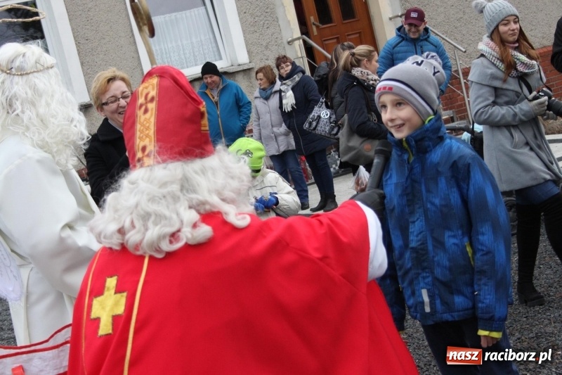 Zdjęcie w galerii na portalu naszraciborz.pl: Święty Mikołaj z obstawą, czyli rozdawanie prezentów w wojnowickich ogrodach  wiadomości z regionu