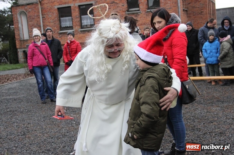 Zdjęcie w galerii na portalu naszraciborz.pl: Święty Mikołaj z obstawą, czyli rozdawanie prezentów w wojnowickich ogrodach  wiadomości z regionu