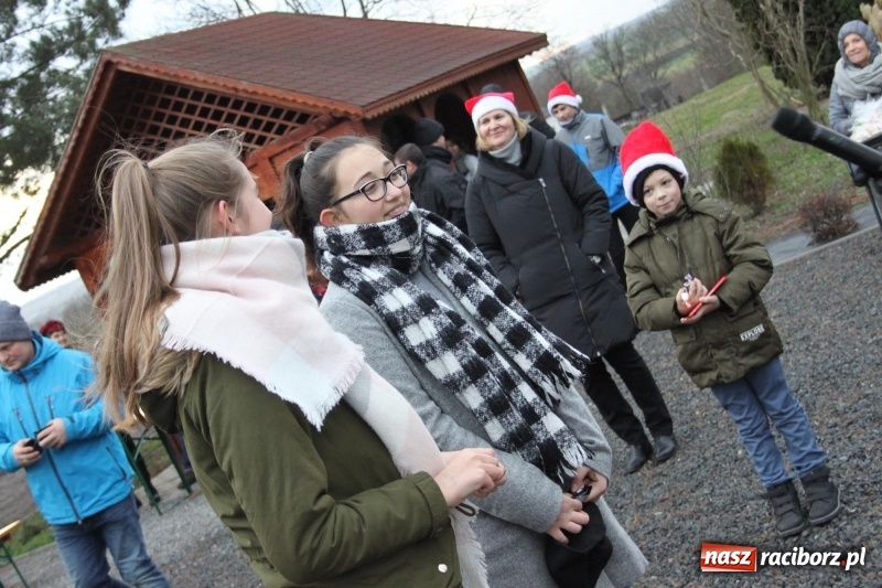 Zdjęcie w galerii na portalu naszraciborz.pl: Święty Mikołaj z obstawą, czyli rozdawanie prezentów w wojnowickich ogrodach  wiadomości z regionu