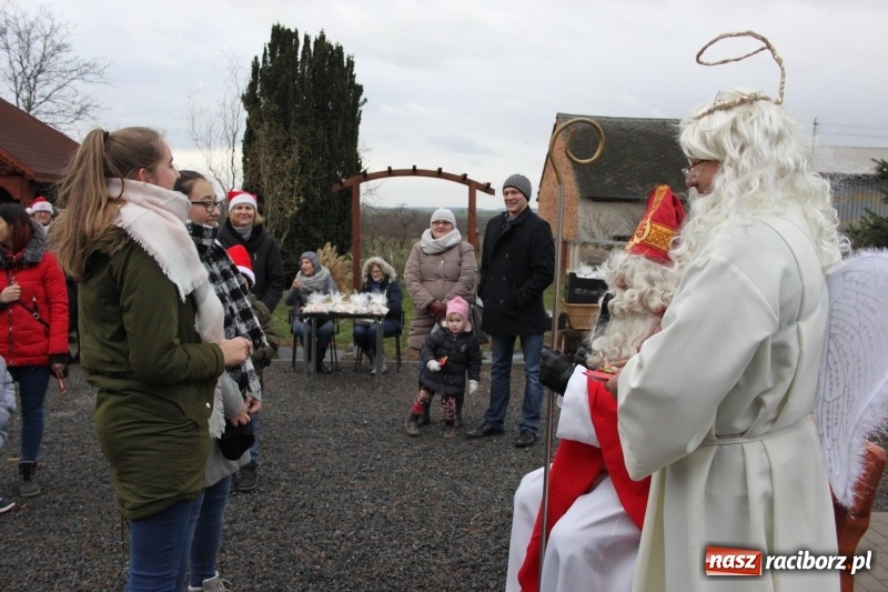 Zdjęcie w galerii na portalu naszraciborz.pl: Święty Mikołaj z obstawą, czyli rozdawanie prezentów w wojnowickich ogrodach  wiadomości z regionu