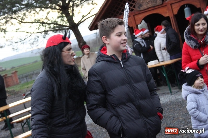 Zdjęcie w galerii na portalu naszraciborz.pl: Święty Mikołaj z obstawą, czyli rozdawanie prezentów w wojnowickich ogrodach  wiadomości z regionu