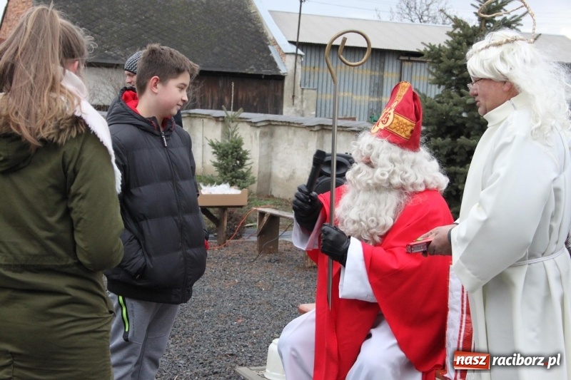 Zdjęcie w galerii na portalu naszraciborz.pl: Święty Mikołaj z obstawą, czyli rozdawanie prezentów w wojnowickich ogrodach  wiadomości z regionu