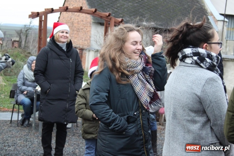 Zdjęcie w galerii na portalu naszraciborz.pl: Święty Mikołaj z obstawą, czyli rozdawanie prezentów w wojnowickich ogrodach  wiadomości z regionu