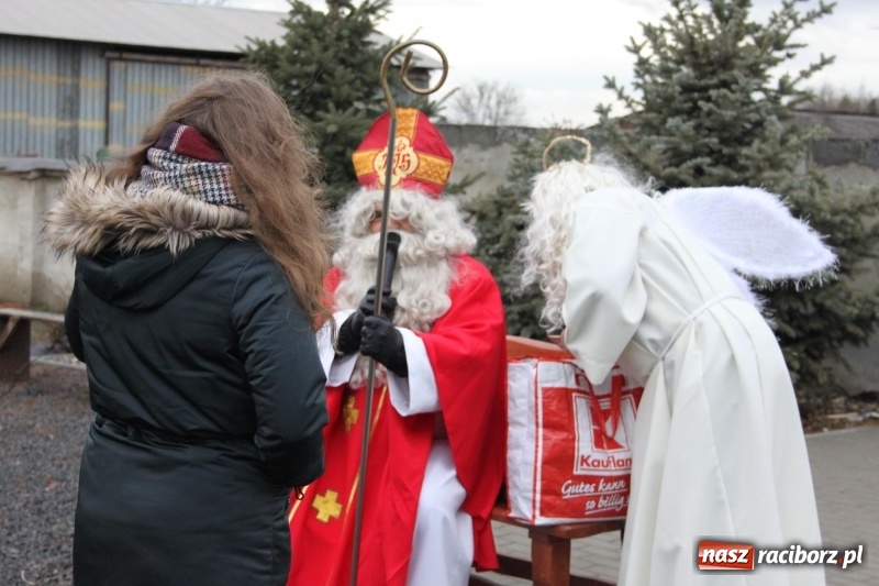 Zdjęcie w galerii na portalu naszraciborz.pl: Święty Mikołaj z obstawą, czyli rozdawanie prezentów w wojnowickich ogrodach  wiadomości z regionu