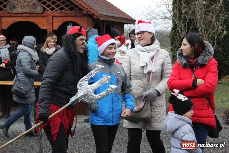 Zdjęcie w galerii na portalu naszraciborz.pl: Święty Mikołaj z obstawą, czyli rozdawanie prezentów w wojnowickich ogrodach  wiadomości z regionu