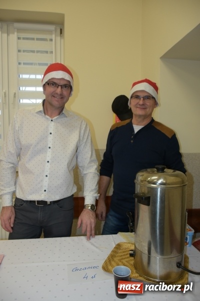 Zdjęcie w galerii na portalu naszraciborz.pl: Kiermasz z Mikołajem w Chałupkach  wiadomości z regionu