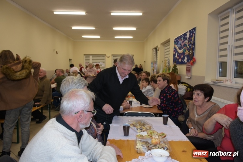 Zdjęcie w galerii na portalu naszraciborz.pl: Kiermasz z Mikołajem w Chałupkach  wiadomości z regionu