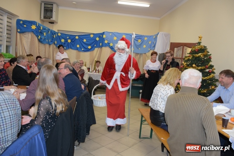 Zdjęcie w galerii na portalu naszraciborz.pl: Kiermasz z Mikołajem w Chałupkach  wiadomości z regionu