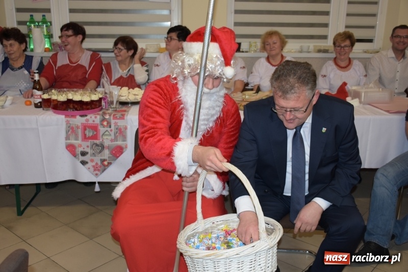 Zdjęcie w galerii na portalu naszraciborz.pl: Kiermasz z Mikołajem w Chałupkach  wiadomości z regionu