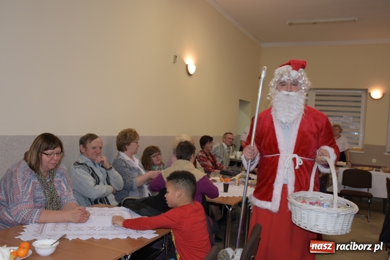 Zdjęcie w galerii na portalu naszraciborz.pl: Kiermasz z Mikołajem w Chałupkach  wiadomości z regionu