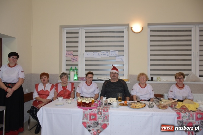 Zdjęcie w galerii na portalu naszraciborz.pl: Kiermasz z Mikołajem w Chałupkach  wiadomości z regionu