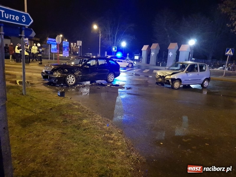 Zdjęcie w galerii na portalu naszraciborz.pl: Zderzenie mercedesa i seicento w Kuźni Raciborskiej  wiadomości z regionu