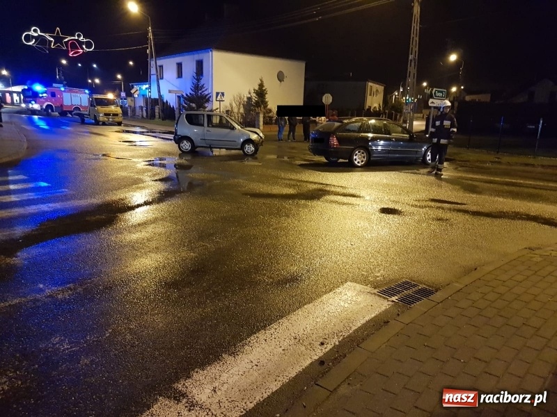 Zdjęcie w galerii na portalu naszraciborz.pl: Zderzenie mercedesa i seicento w Kuźni Raciborskiej  wiadomości z regionu
