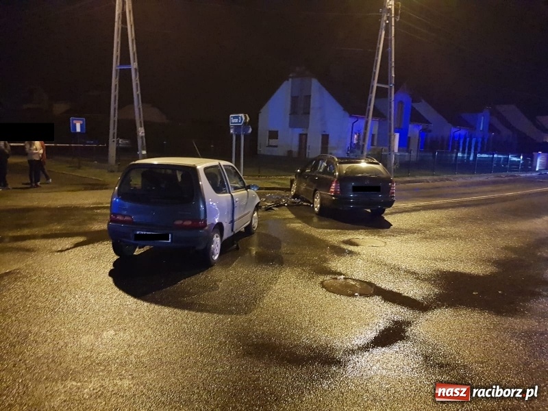 Zdjęcie w galerii na portalu naszraciborz.pl: Zderzenie mercedesa i seicento w Kuźni Raciborskiej  wiadomości z regionu