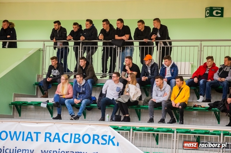 Zdjęcie w galerii na portalu naszraciborz.pl: Zacięte starcia w niedzielnych meczach HLPN wiadomości z regionu