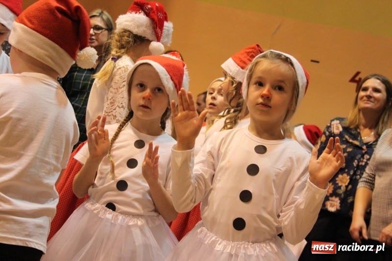 Zdjęcie w galerii na portalu naszraciborz.pl: Jarmark bożonarodzeniowy i wielkie kolędowanie w Krzanowicach  wiadomości z regionu