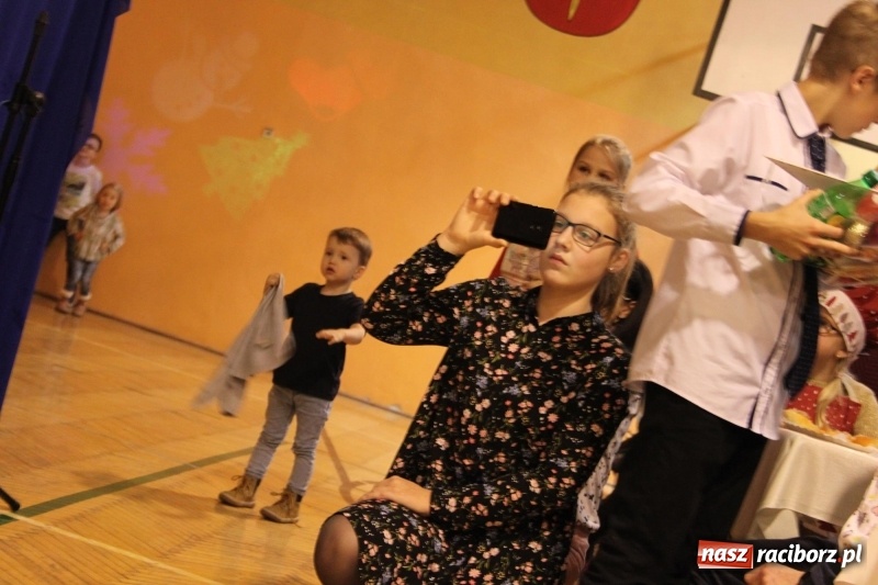 Zdjęcie w galerii na portalu naszraciborz.pl: Jarmark bożonarodzeniowy i wielkie kolędowanie w Krzanowicach  wiadomości z regionu